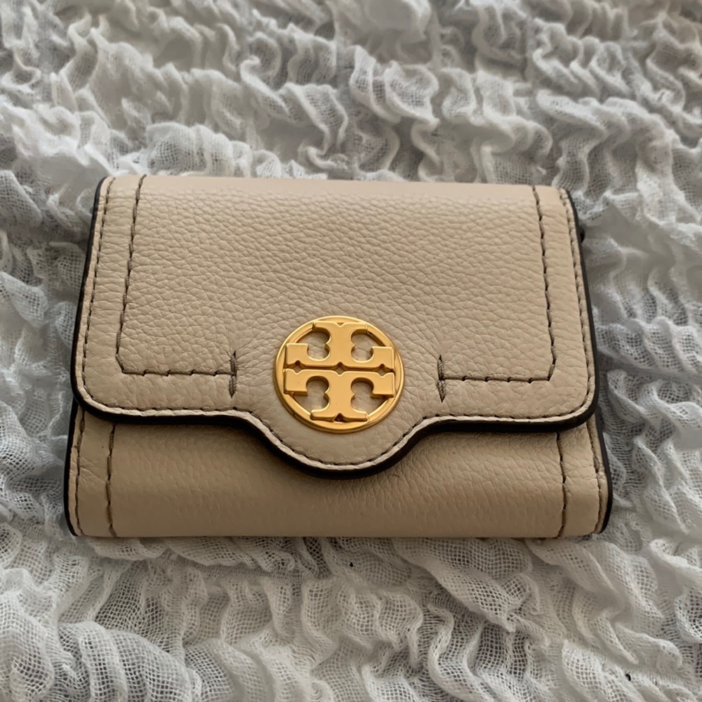 Brand new Tory Burch Felix Medium Wallet Brie